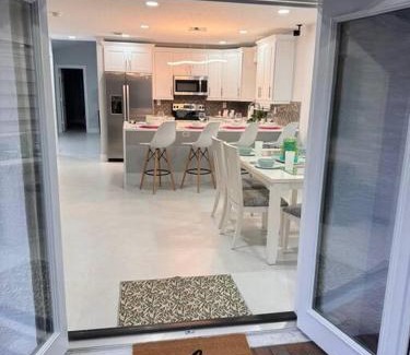 Greenacres House | SH West Palm Beach 3 Bedroom PBI Airport Tropical Chic