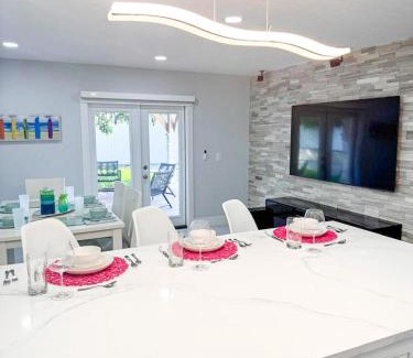 Greenacres House | SH West Palm Beach 3 Bedroom PBI Airport Tropical Chic