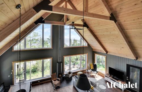 Petite-Riviere-Saint-Francois House | Shack saison - vue sur le fleuve avec spa