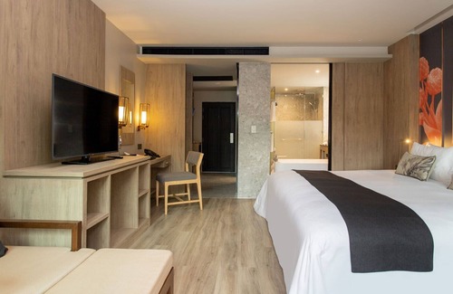 Khuekkhak House | (SHA+)La Flora Pool Access King Bed (P06)