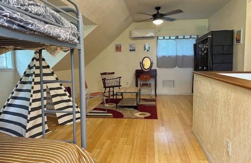 Henryetta House | Shaded historic home, family and pet friendly