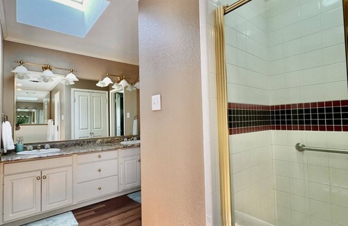 Temple House | Shaded Oaks Peaceful Golf Course and Close to BSW
