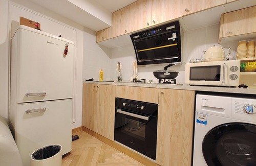 Huaihai Road Commercial Area Apartment | Shanghai Dreams - Urban Vibes in Xuhui District