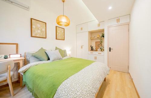 Xuhui Apartment | Shanghai Hills & Well-time Woodland 2B Suite close to Photospot Wukang Mansion