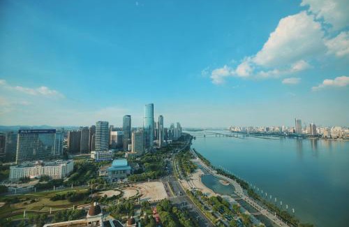 Donghu Qu Hotel | Shangri-La Nanchang丨All room offer river views Just one stop from the Pavilion of Prince Teng