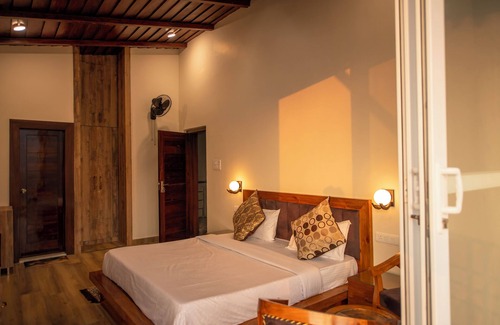 Bhimtal Bed & Breakfast | Shanti Kunjj : Lake View Room Galaxy