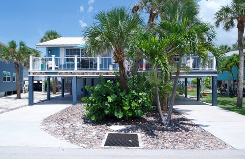 Fort Myers Beach House | ☀️Shared Pool + Grill | Pet Friendly | Short Walk to Beach | Eucalyptus B☀️