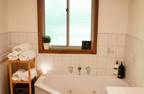 Eildon Cabin | Shaw Thing Lodge: Wifi, Foxtel, Pet Friendly