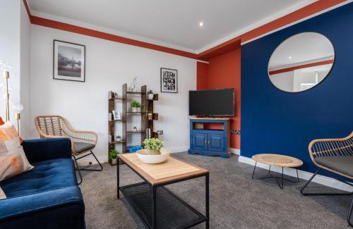 Broadheath House | Shawe House - 10 minute Mcr Airport - Free Parking