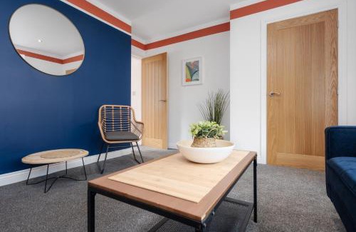 Broadheath House | Shawe House - 10 minute Mcr Airport - Free Parking