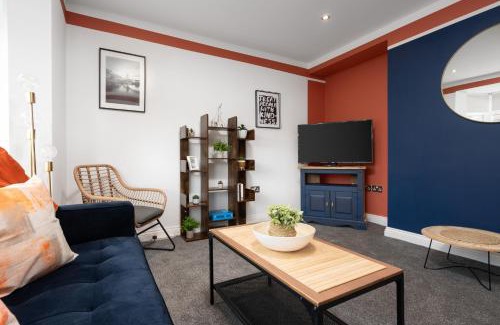 Broadheath House | Shawe House - 10 minute Mcr Airport - Free Parking