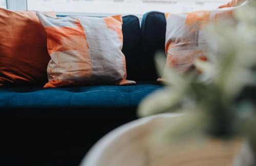 Broadheath House | Shawe House - 10 minute Mcr Airport - Free Parking