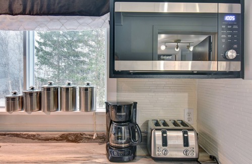 Riviere-Rouge Ski Chalet | Sheldon Lake front house with A HotTub