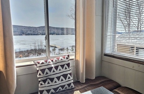 Riviere-Rouge Ski Chalet | Sheldon Lake front house with A HotTub