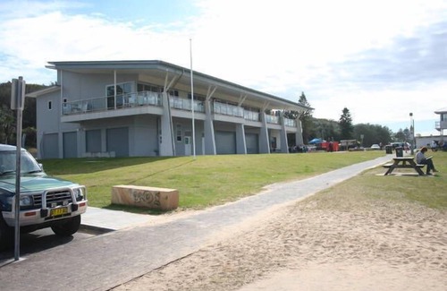 Bateau Bay House | Shelly Beach House is opposite Shelly Beach, walk to surf,golf and bowling clubs