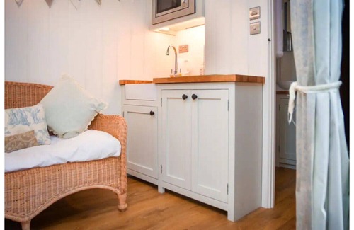 Netheravon Cabin | Shepherd's Hut B&B nr Salisbury, Stonehenge & Bath