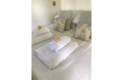 Netheravon Cabin | Shepherd's Hut B&B nr Salisbury, Stonehenge & Bath