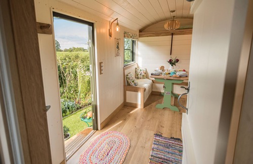 Cricket Malherbie Apartment | Shepherds Hut & Swedish Sauna - Countryside View
