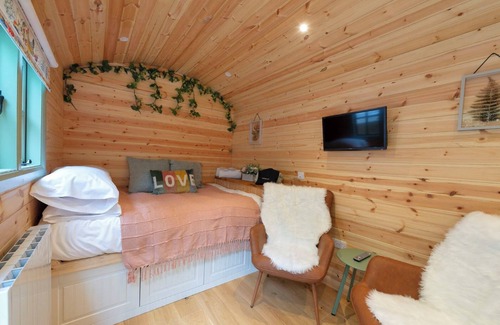 Maidstone Cabin | Shepherds Hut With Hot Tub. Pet-friendly. Own Private Garden Area