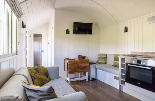 Alcester House | Shepherds View at Oaks Barn Farm with optional salt water hot tub nr Stratford.