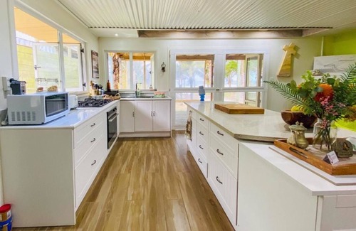 Matavera House | Shine AwayHome-Family Beachfront with Free WI-FI, A/C