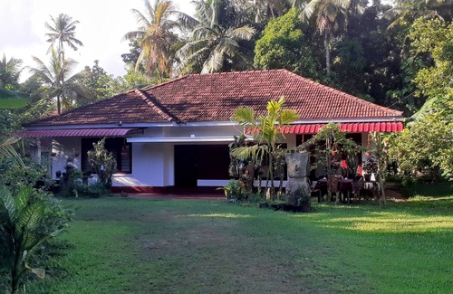Kamburugamuwa House | ship house offers easy beach access and nearby train stations.