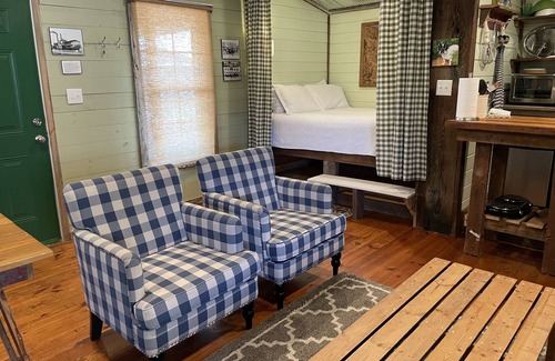 Marion Other | Shipping container farmhouse❤️1 pet free, 2nd considered for fee, 7min d’town Mem