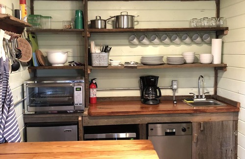 Marion Other | Shipping container farmhouse❤️1 pet free, 2nd considered for fee, 7min d’town Mem