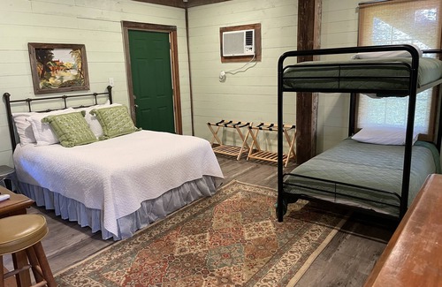 Marion Other | Shipping container farmhouse❤️1 pet free, 2nd considered for fee, 7min d’town Mem