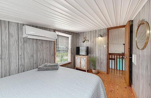 Sealevel House | Shipwrecked on Shell Hill 2 Waterfront Houses