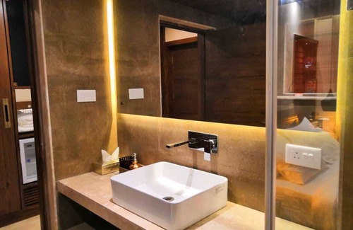 Sinquerim House | Shivers Oasis Delux Luxury Suite 1 (5 Mins From Candolim Beach)