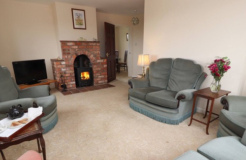 Loppington House | SHOOTER'S LODGE, pet friendly, with open fire in Wem