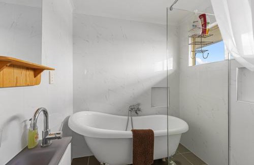 Tin Can Bay House | Shore beats work!