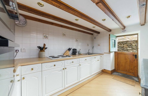 Laxey Cottage | Shore Cottage - a holiday cottage that sleeps 6 guests in 3 bedrooms