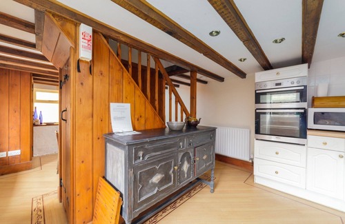 Laxey Cottage | Shore Cottage - a holiday cottage that sleeps 6 guests in 3 bedrooms