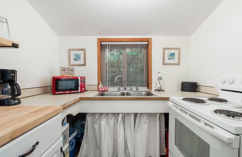 Oregon Coast House | Shore Dr. Cottage #105 - Steps to surf & pub. Cute & affordable cabin