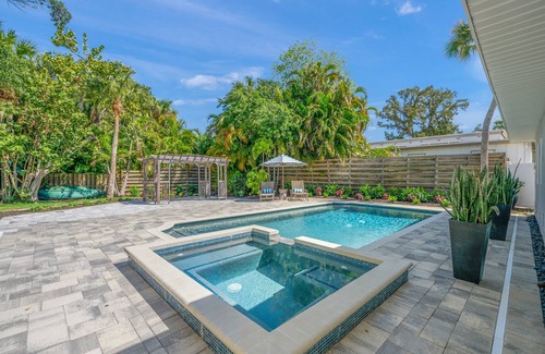 Bay Isle House | Shore Thing | Luxe Pool Oasis, Hot Tub, Walk to Shell Beach, Siesta Key