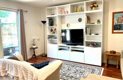 Henley Beach Apartment | Shore to Please 1 bdrm loft apt Beach Wifi