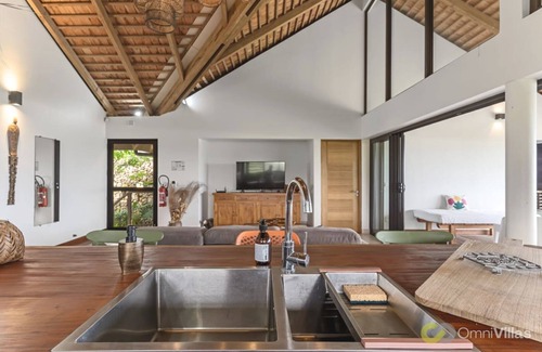 Temae Villa | Shoreline Getaway: Spacious 3BR Villa in Moorea