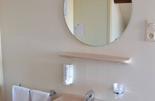 Brielle Hotel | Short Drive to Beach! Free Breakfast and Parking, Close to Brielse Meer!