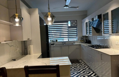 Green Park Apartment | Short Stay 3BHK in Green Park with LIFT
