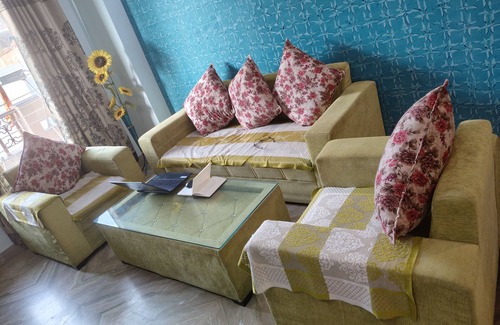 Saket House | Short Stay In Saket (2BHK Near Max with LIFT)