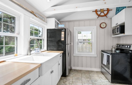 West Chatham Cottage | Short walk to beach, A/C, pets okay, large yard