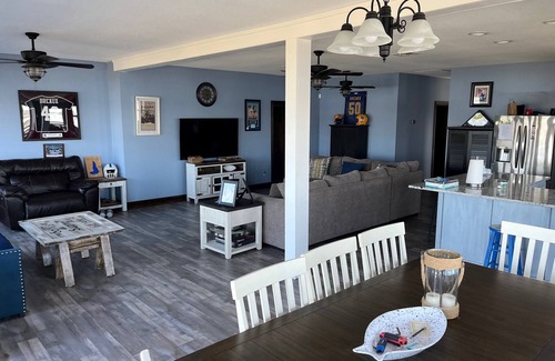 Hackberry House | Shotgun Point Lodge on the Channel. Great for large groups and families.