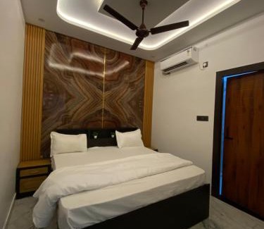 Misrikh Hotel | Shree Premanand Dham Naimisharanya