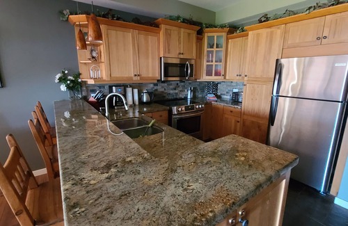 Scotch Creek House | SHUSWAP LAKE SHUSWAP BEACHFRONT BY THE PARK BOAT SLIP PIER DOCK TOWNHOUSE WIFI