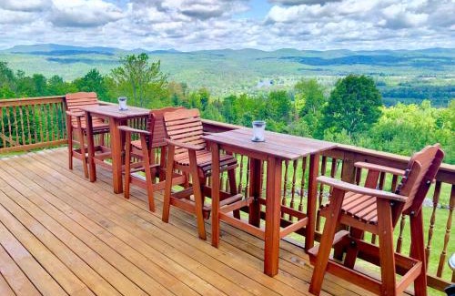 Dalton Villa | SI INCREDIBLE VIEWS from this log cabin with large deck huge yard fire pit hot tub