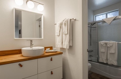 June Lake Apartment | Sierra Suns 6