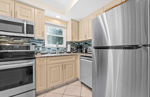 Bay Isle House | Siesta Key Vacation Property W/Heated Pool and Beach Access