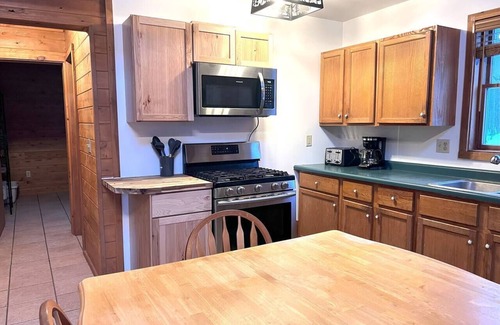 Pelkie Cabin | Silver Mountain Cabins #4 (King Bed, sleeps 9)